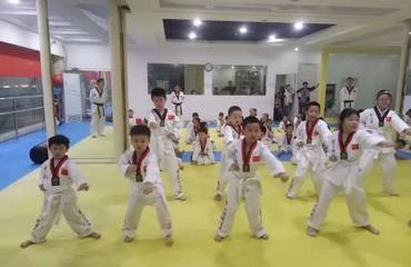 金正会育新跆拳道旗舰馆常年招生随到随学